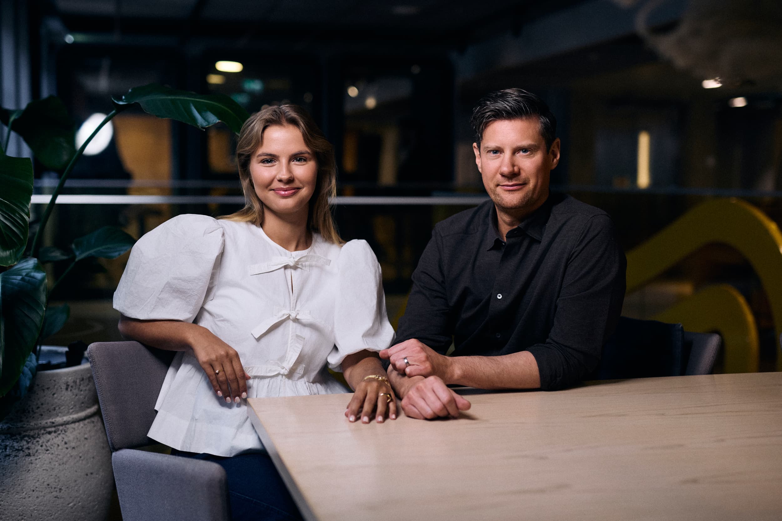 Bild på kursledare: Blond kvinna i vit skjorta, man i svart skjorta.