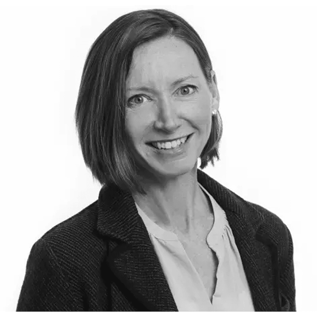 Kvinna med brun page, blus och kavaj.