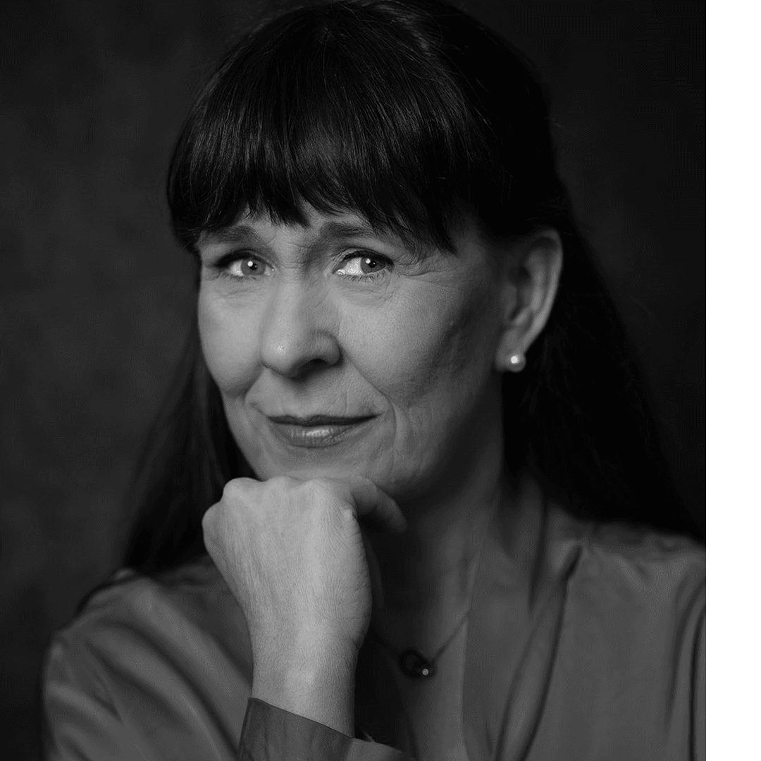 Mörkhårig kvinna som lutar hakan mot din knutna näve.