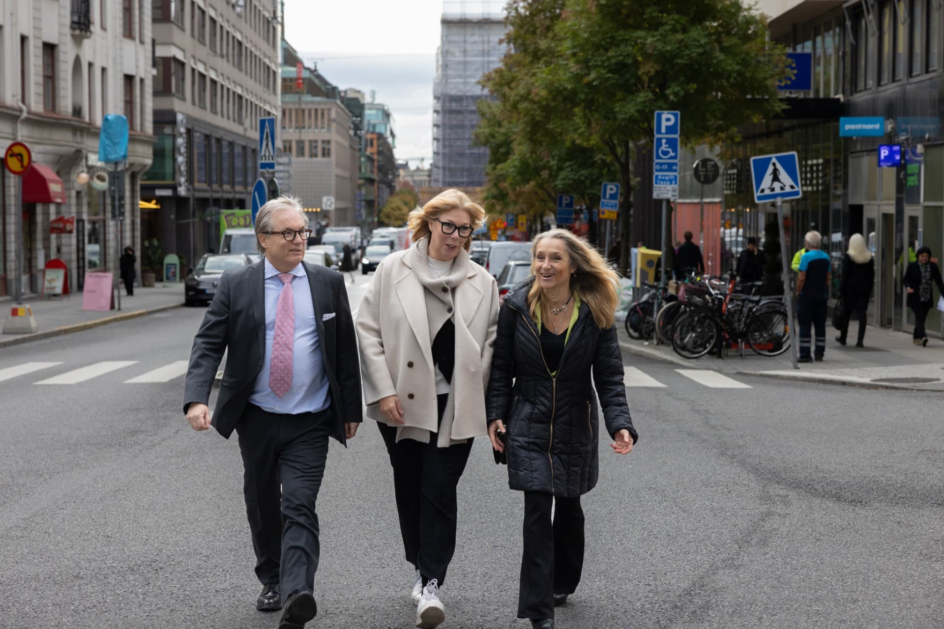 Bild på kursledarna gå på en gata, fullt uppe i samtal med varandra.