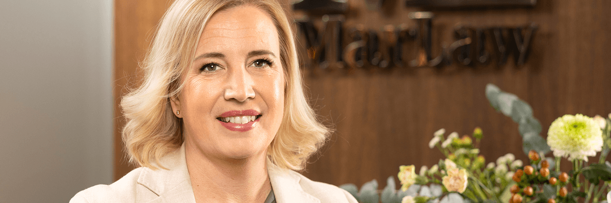 Utbildningledare Katarina Ladenfors: Blont hår, beige kavaj, ler mot kameran.