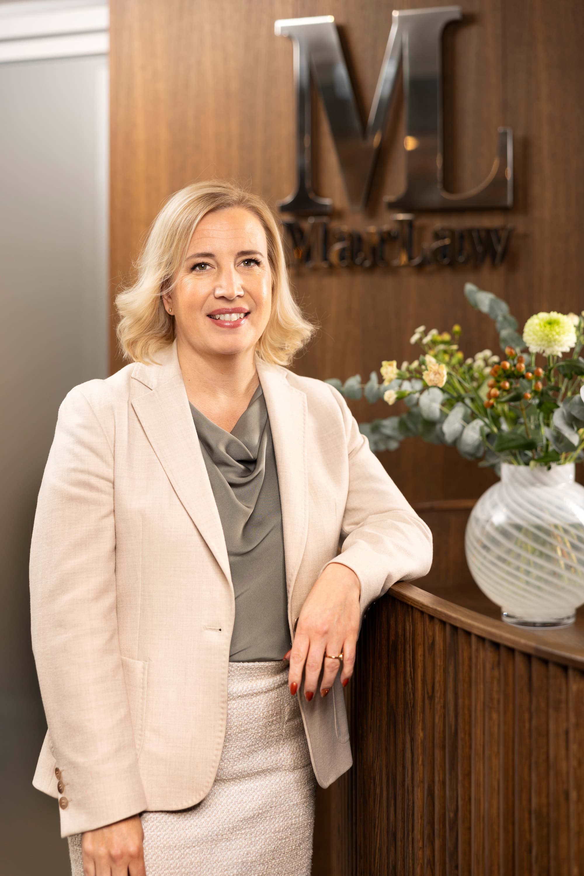 Utbildningledare Katarina Ladenfors: Blont hår, beige kavaj, ler mot kameran.