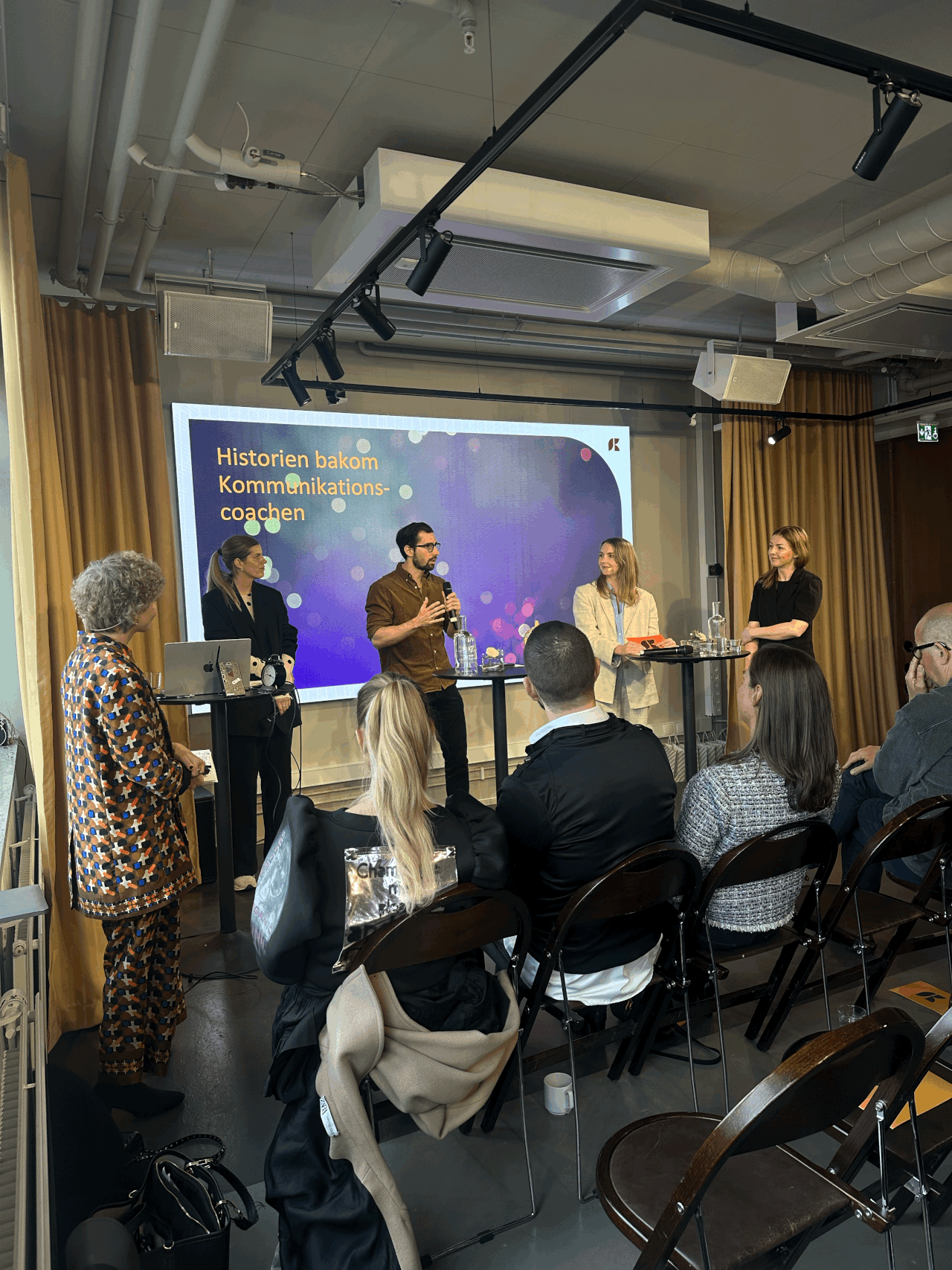 Lansering av Kommunikationscoachen med panel på scen