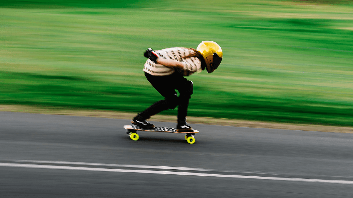Person som åker rullskridskor i hög fart, bakgrunden är suddig.