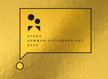 Guldfärgad bakgrund med pratbubbla och text i svart, Stora Kommunikationspriset 2022
