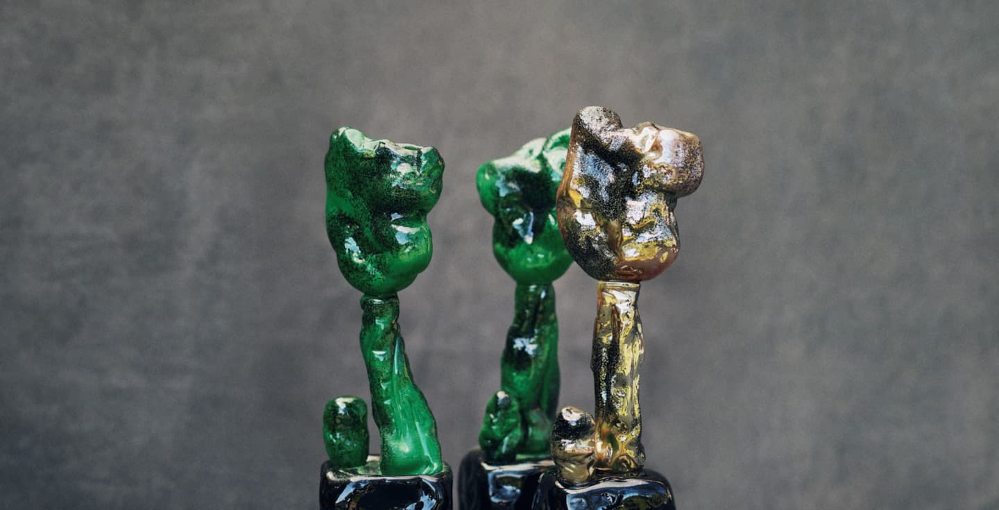 Statyetter, två gröna och en guld